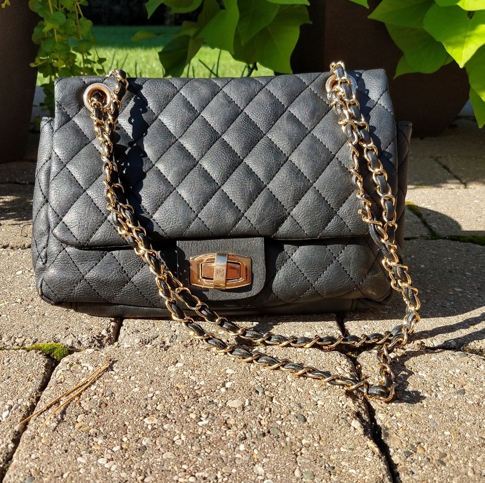 Black and gold purse with two uses